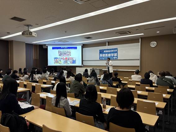 講堂に座っている男性
AI によって生成されたコンテンツは間違っている可能性があります。