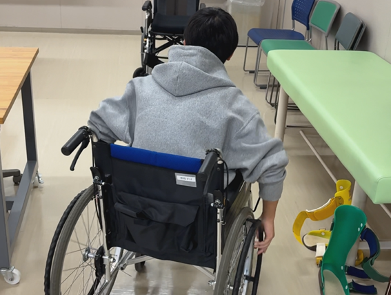 台の上に置かれた自転車
AI によって生成されたコンテンツは間違っている可能性があります。